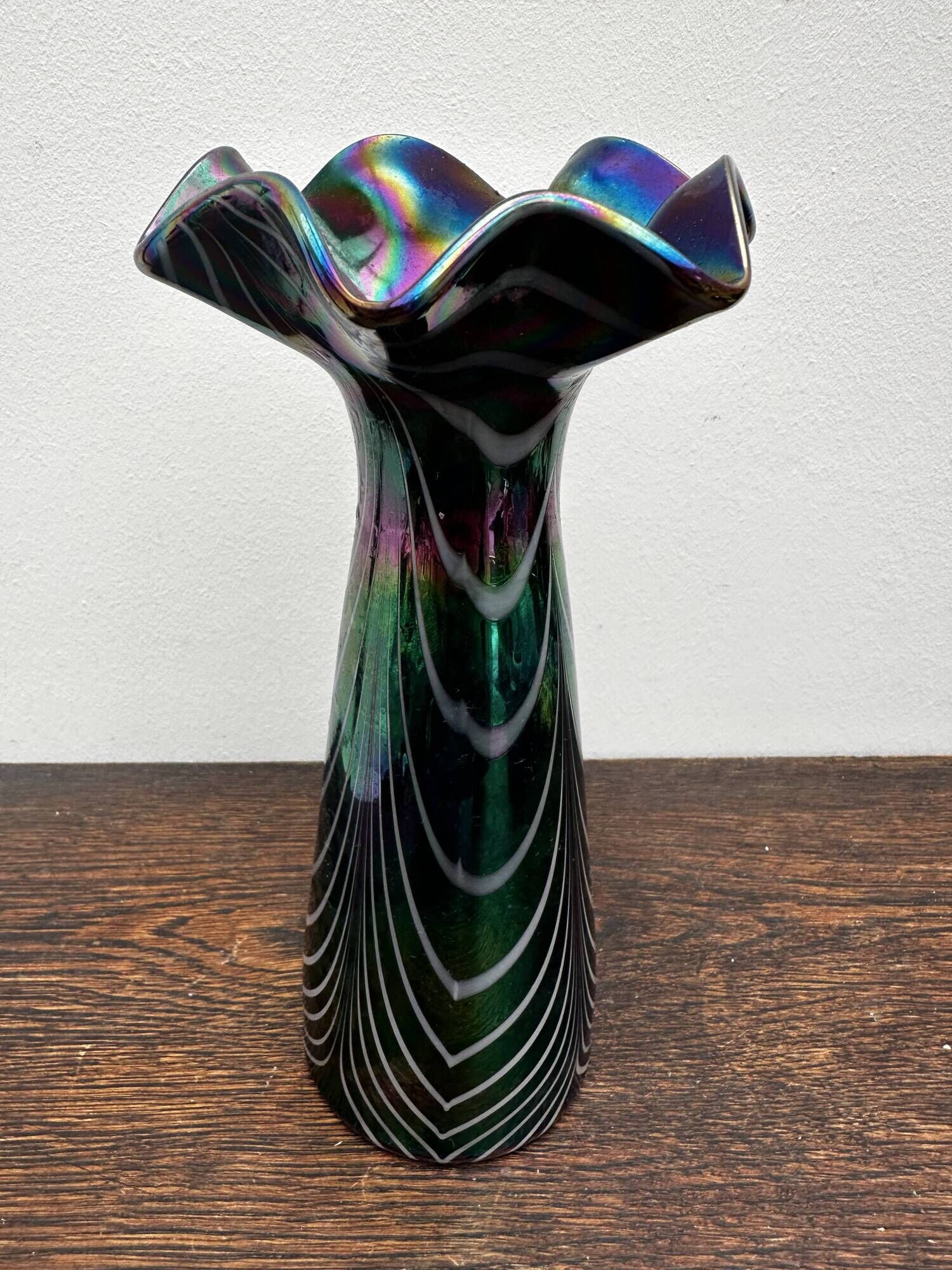 Vintage iridescent glass vase with ribbed design and ruffled neck, H 21 cm.