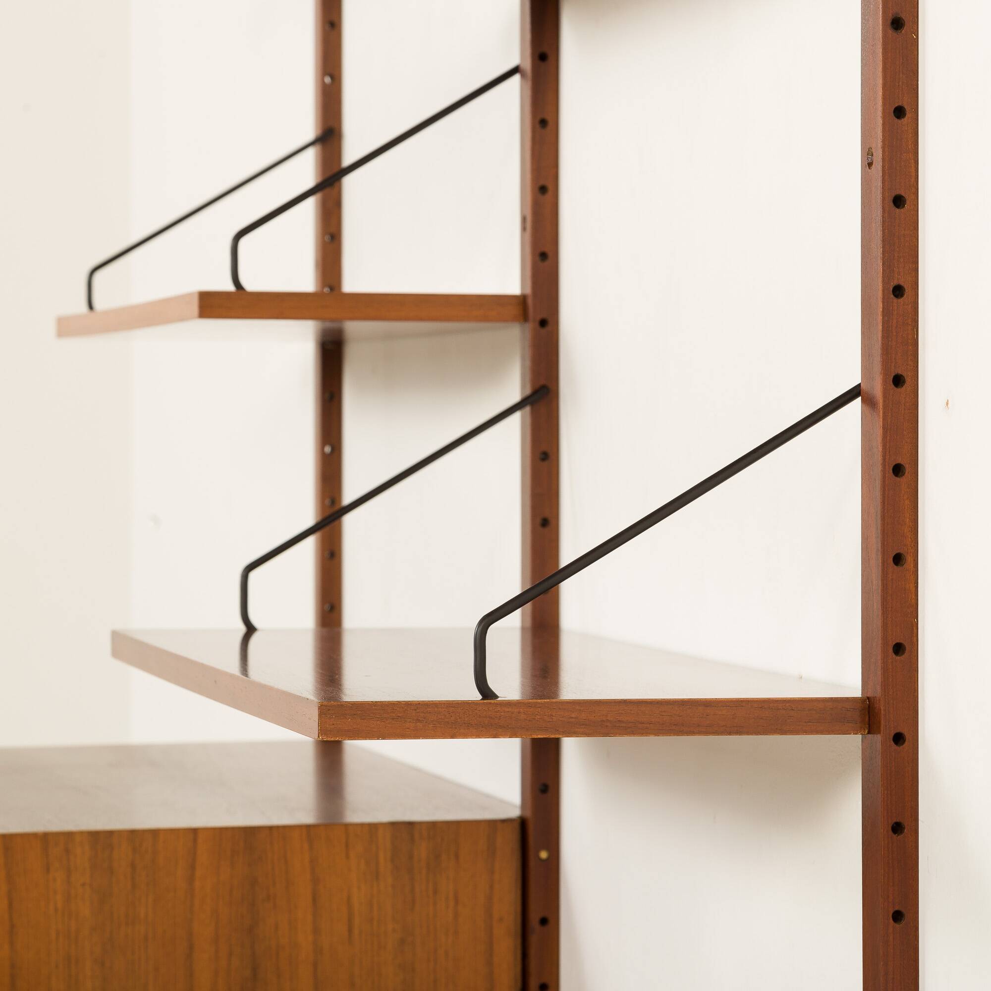 Poul Cadovius shelving unit with a desk in walnut for Cado, 1960s