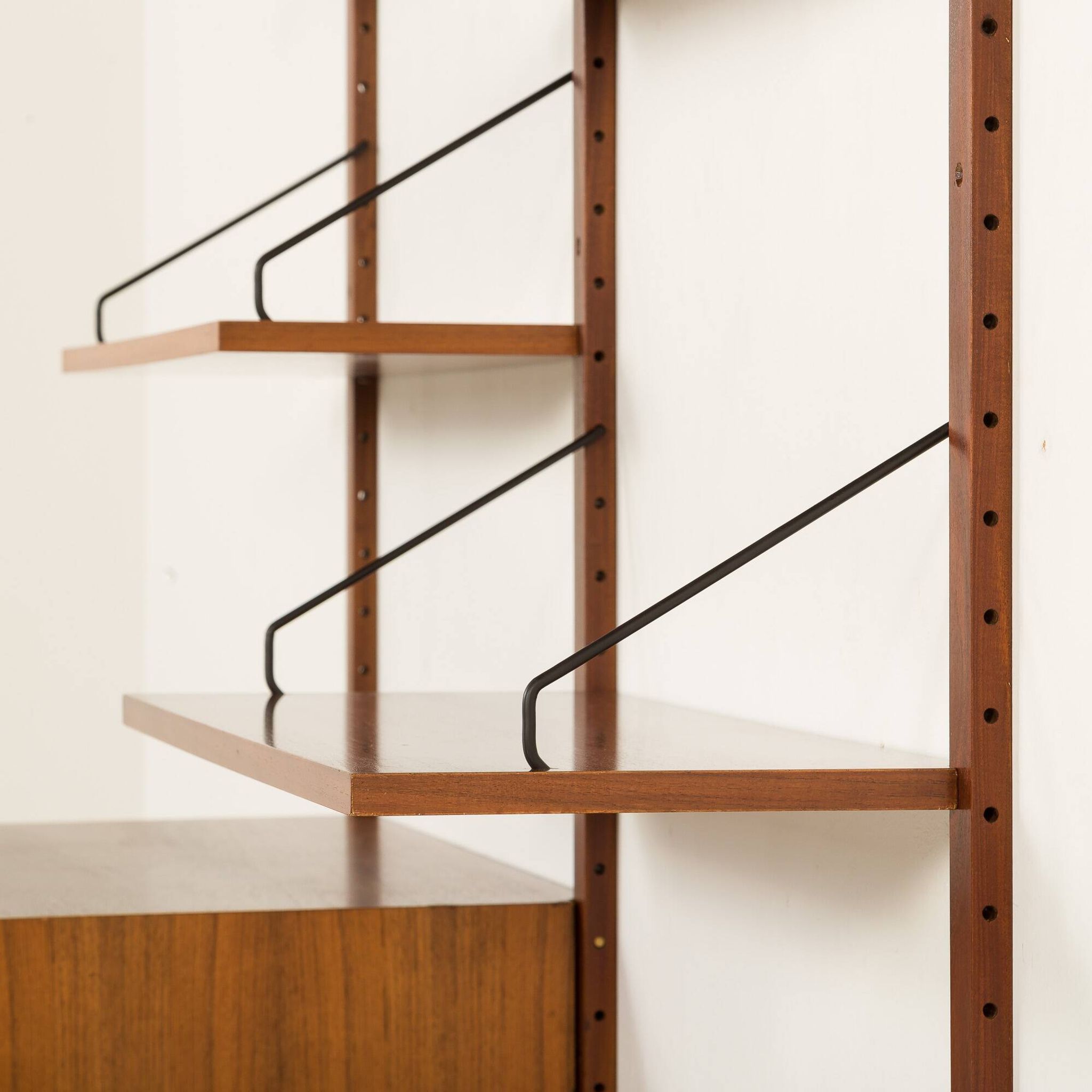 Poul Cadovius shelving unit with a desk in walnut for Cado, 1960s