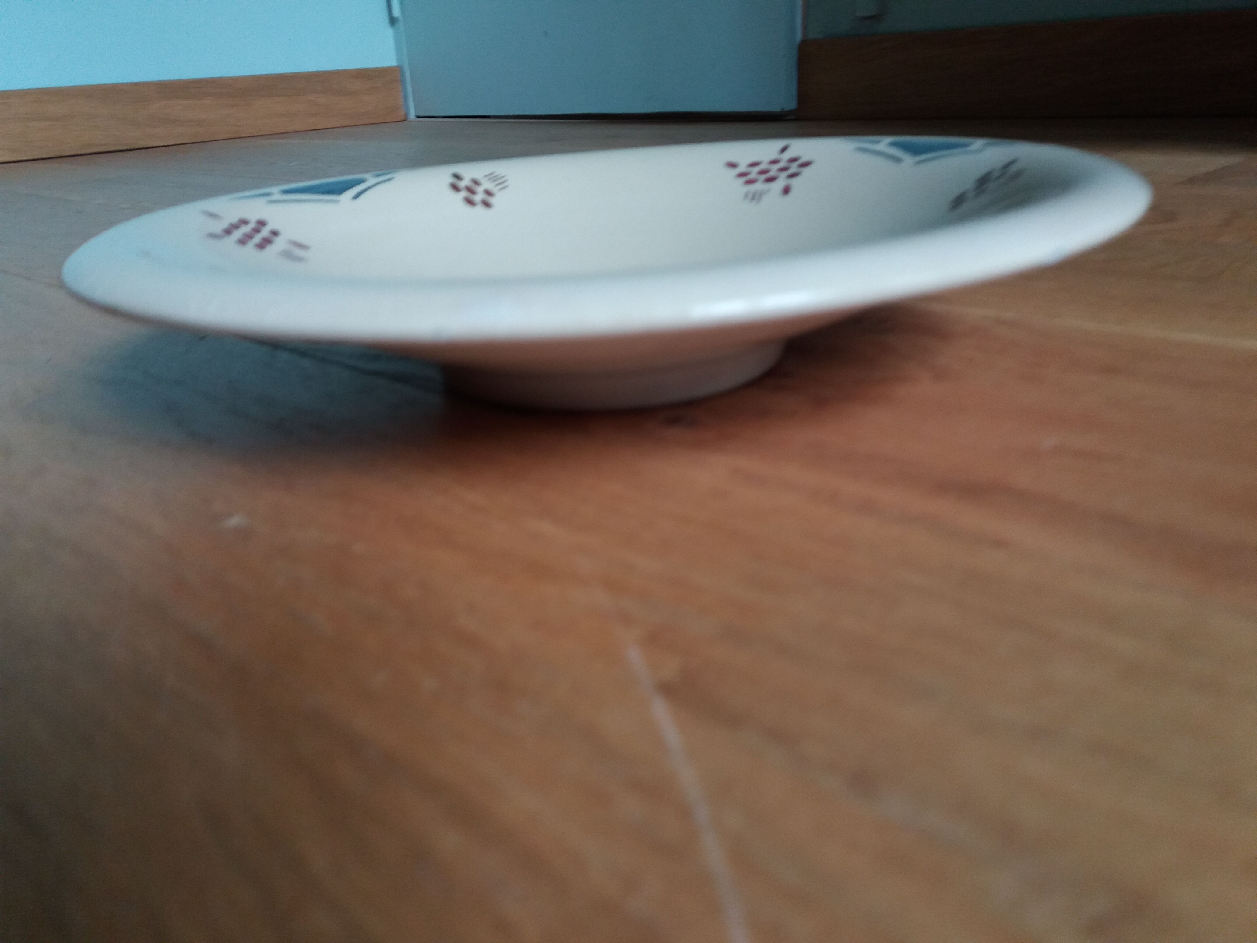 Round hollow dish Art Deco stencil decoration