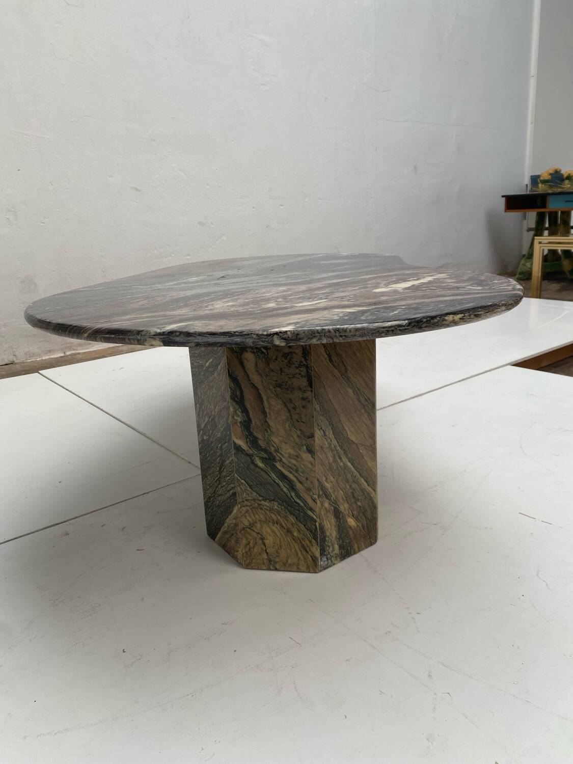 Table basse en marbre de Carrare forme organique
