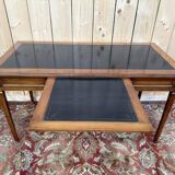 Bureau plat de style Louis XVI en merisier et cuir noir