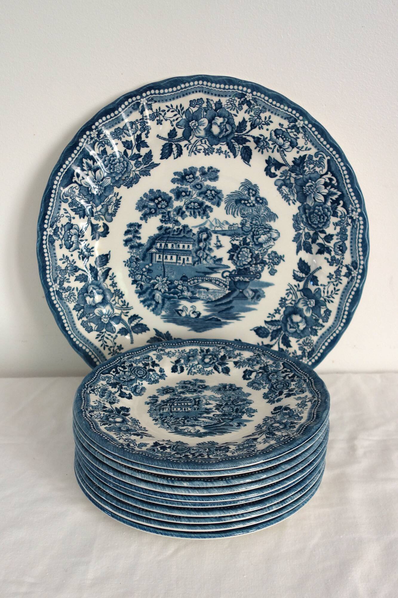 10 assiettes à dessert et plat Churchill The Georgian Collection  England