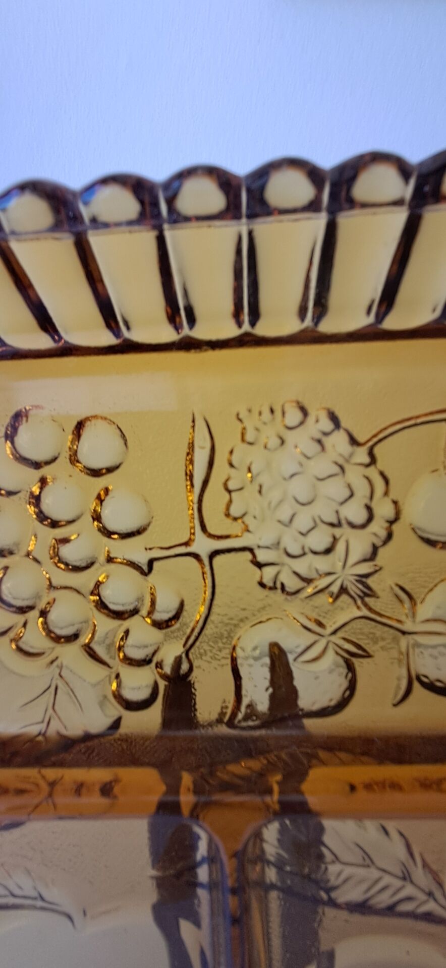 Plateau à compartiments. Verre ambré.  Années 70