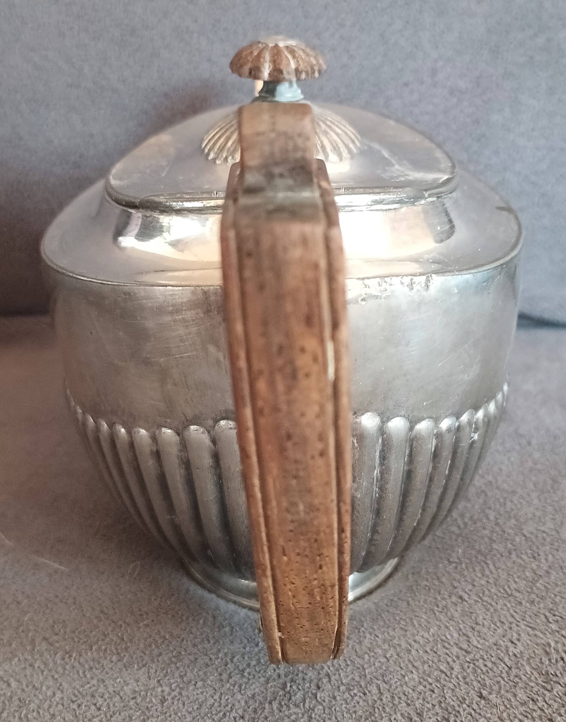 Art Deco teapot by William Hutton & Sons, silver-plated (EPBM), circa 1930.