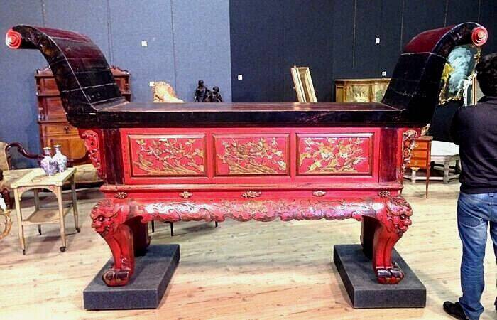 19th century China: lacquered and gilded offering console