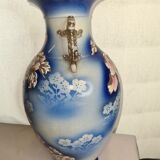 Vase en faïence avec décor de fleurs