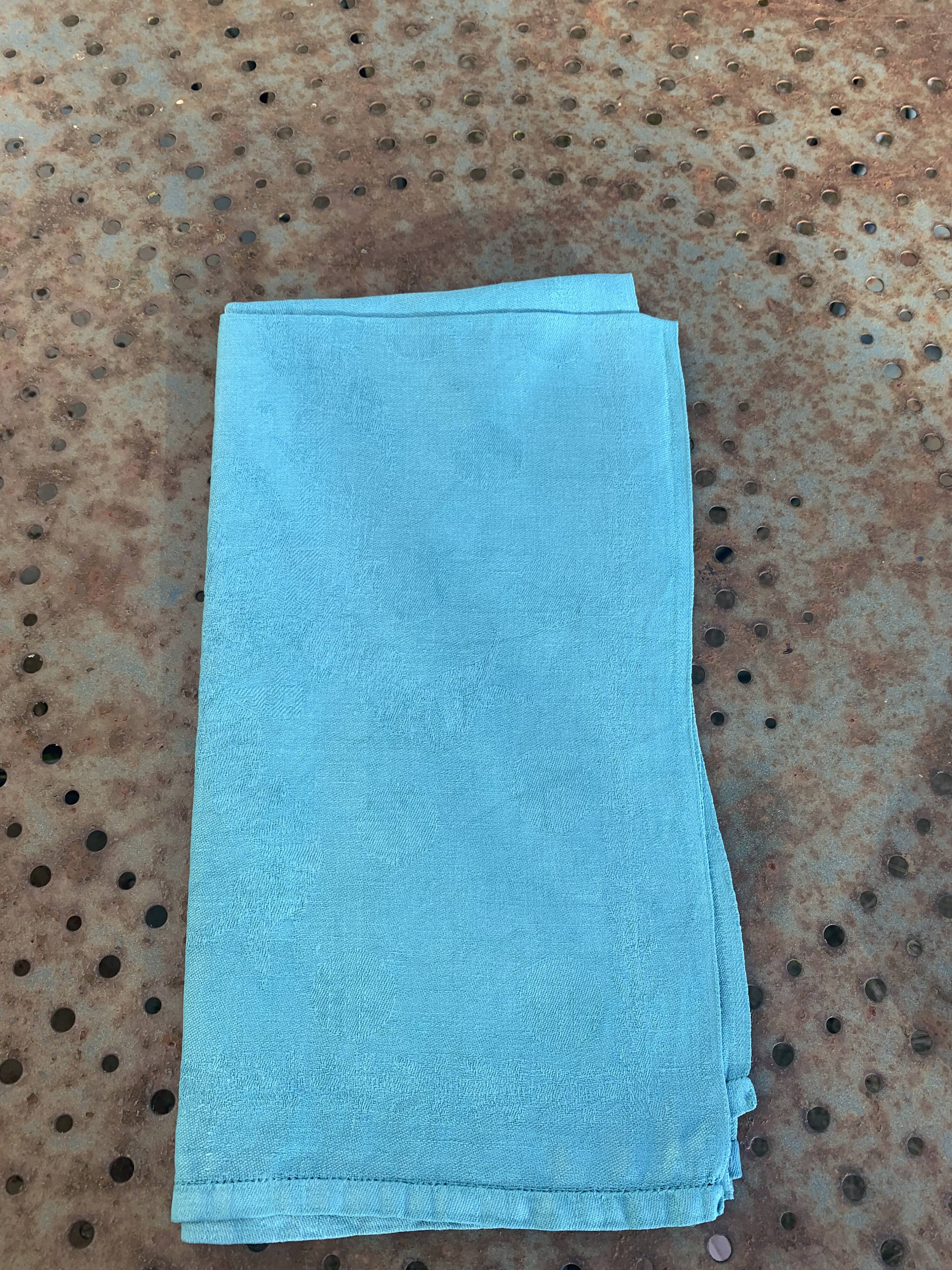 Lot duo, compose de deux grandes serviettes en coton et lin teintées bleue et verte anis, brodées,