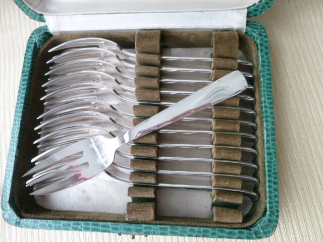 Set of 12 silver-plated cake forks
