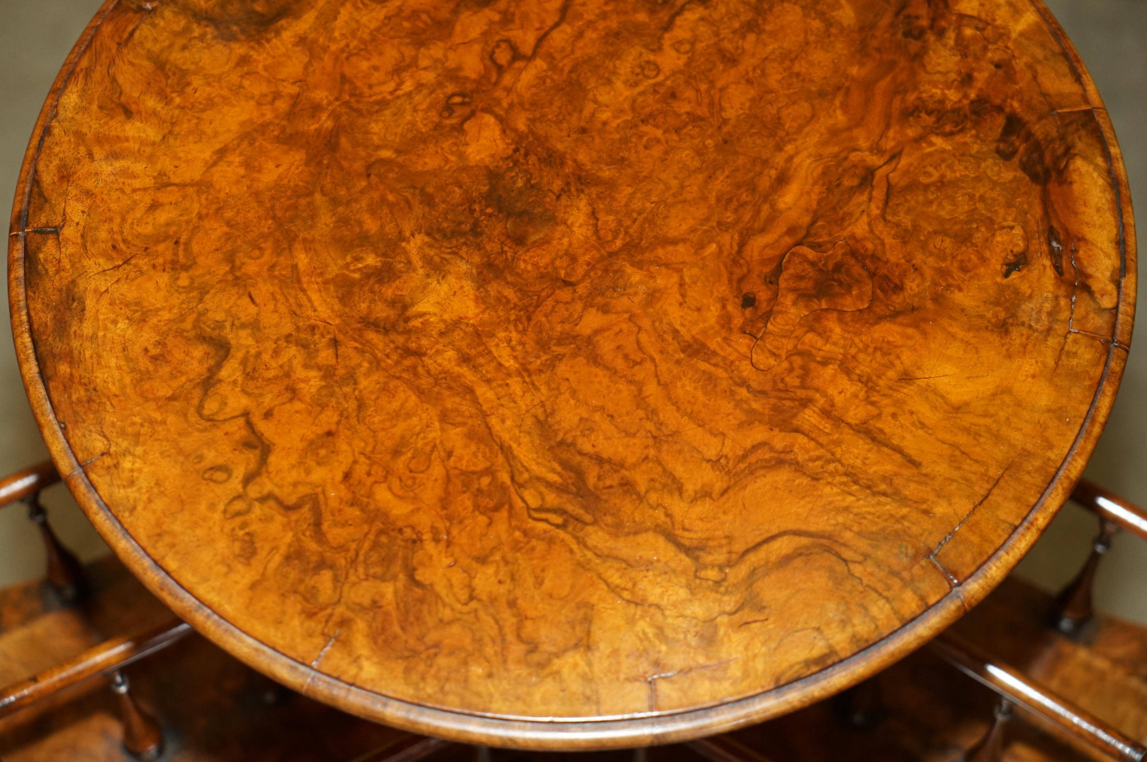 Table bibliothèque tournante victorienne en noyer burl restaurée