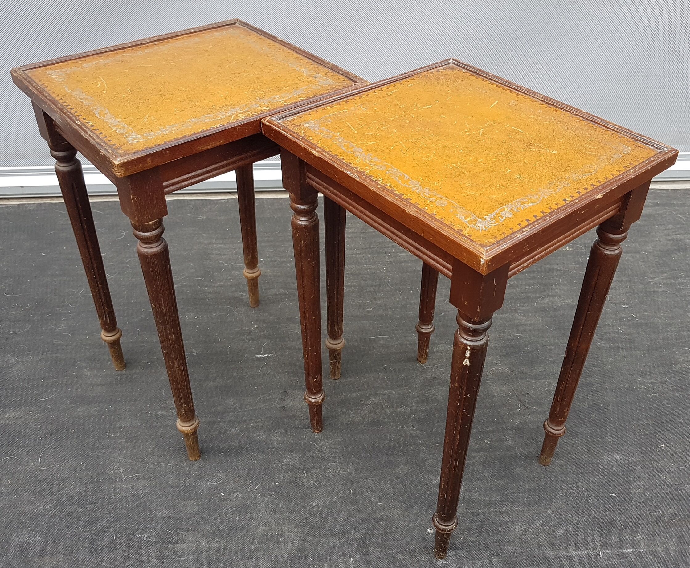 Pair of small flying tables dandy wrapped leather and gold vignette