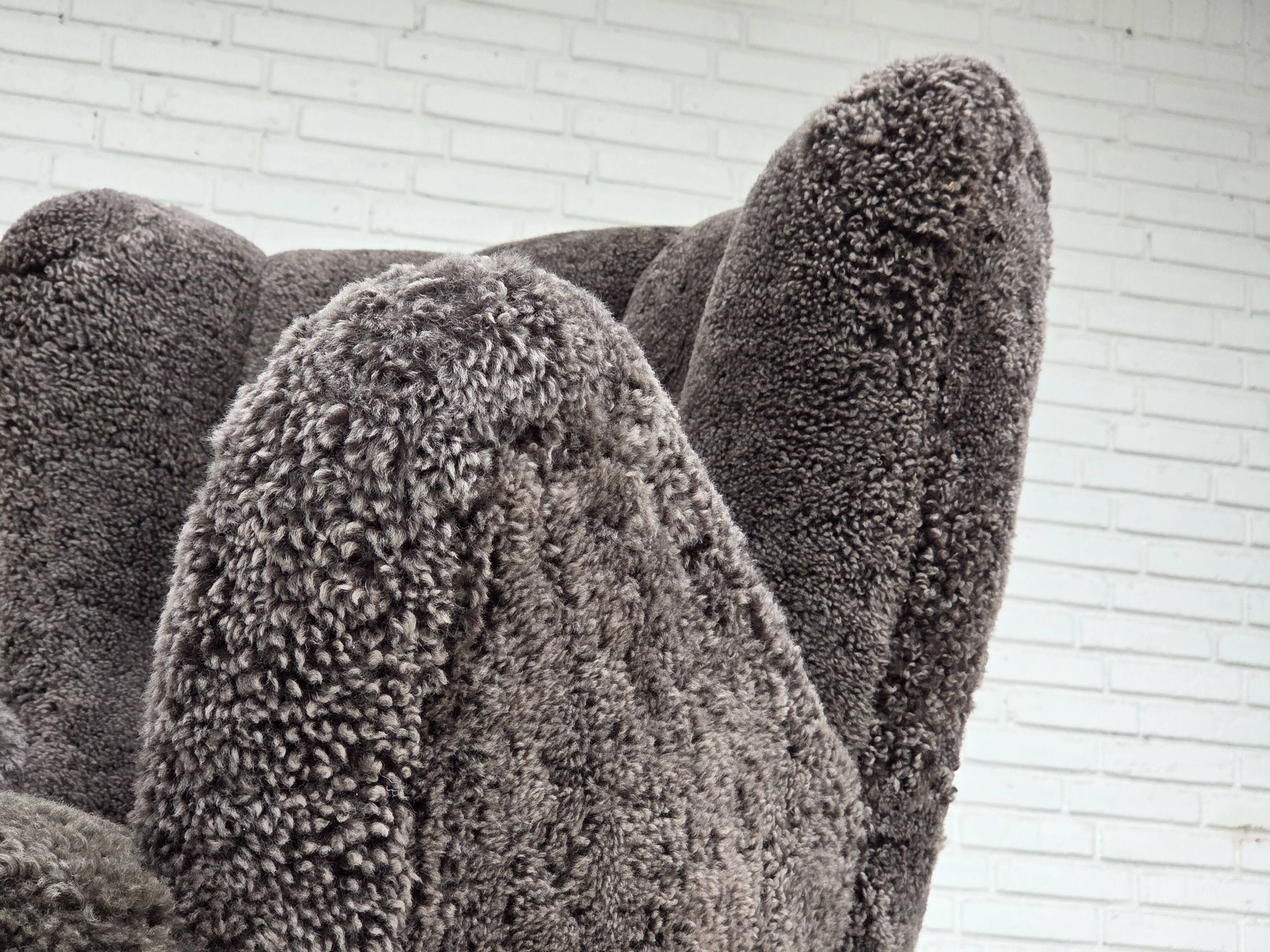 Années 1960, design danois, fauteuil rembourré, véritable peau de mouton.