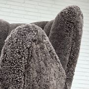 Années 1960, design danois, fauteuil rembourré, véritable peau de mouton.