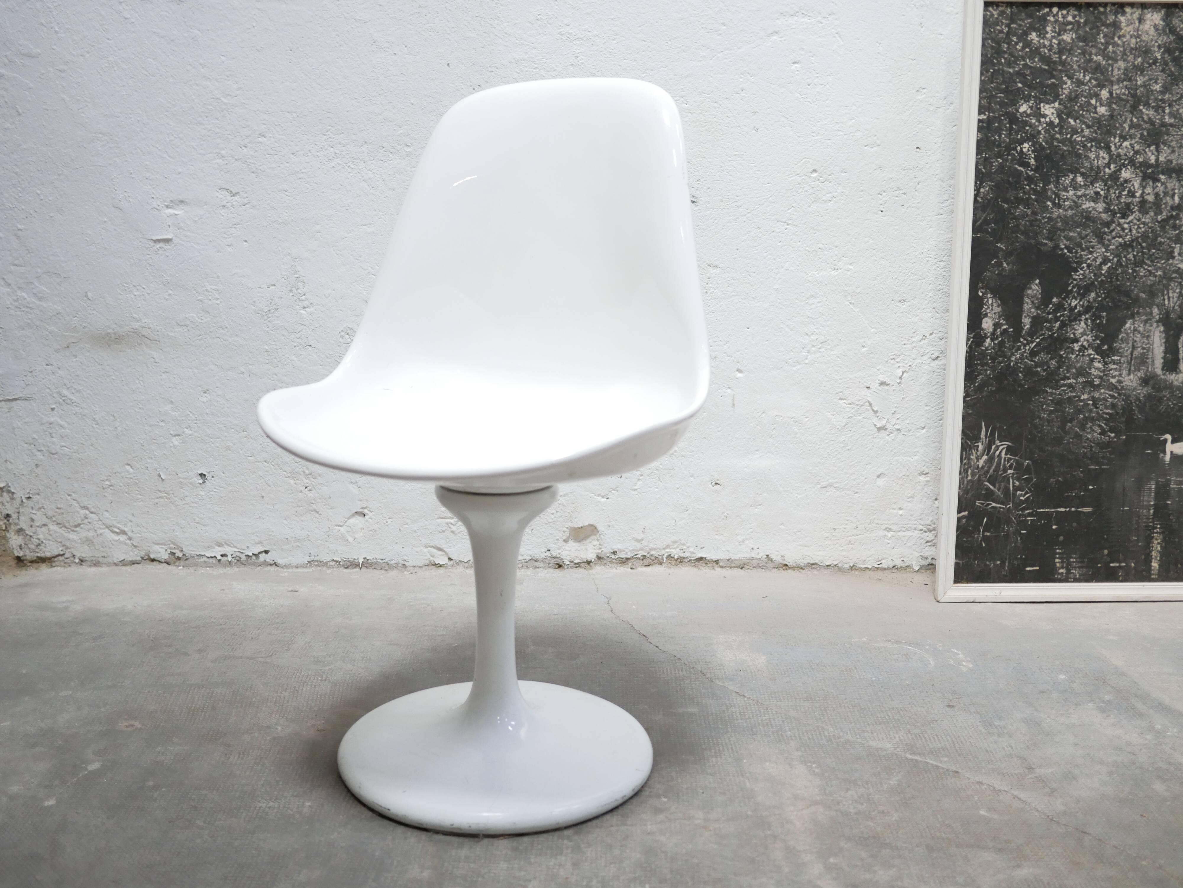 Vintage swivel tulip chair