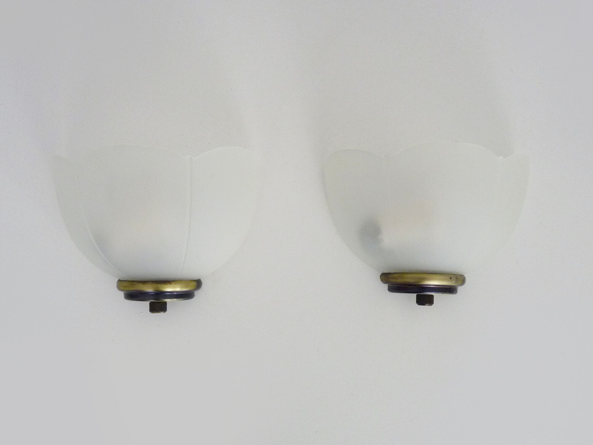 Pair of Vianne wall sconces in gilded metal and white shell-style glass