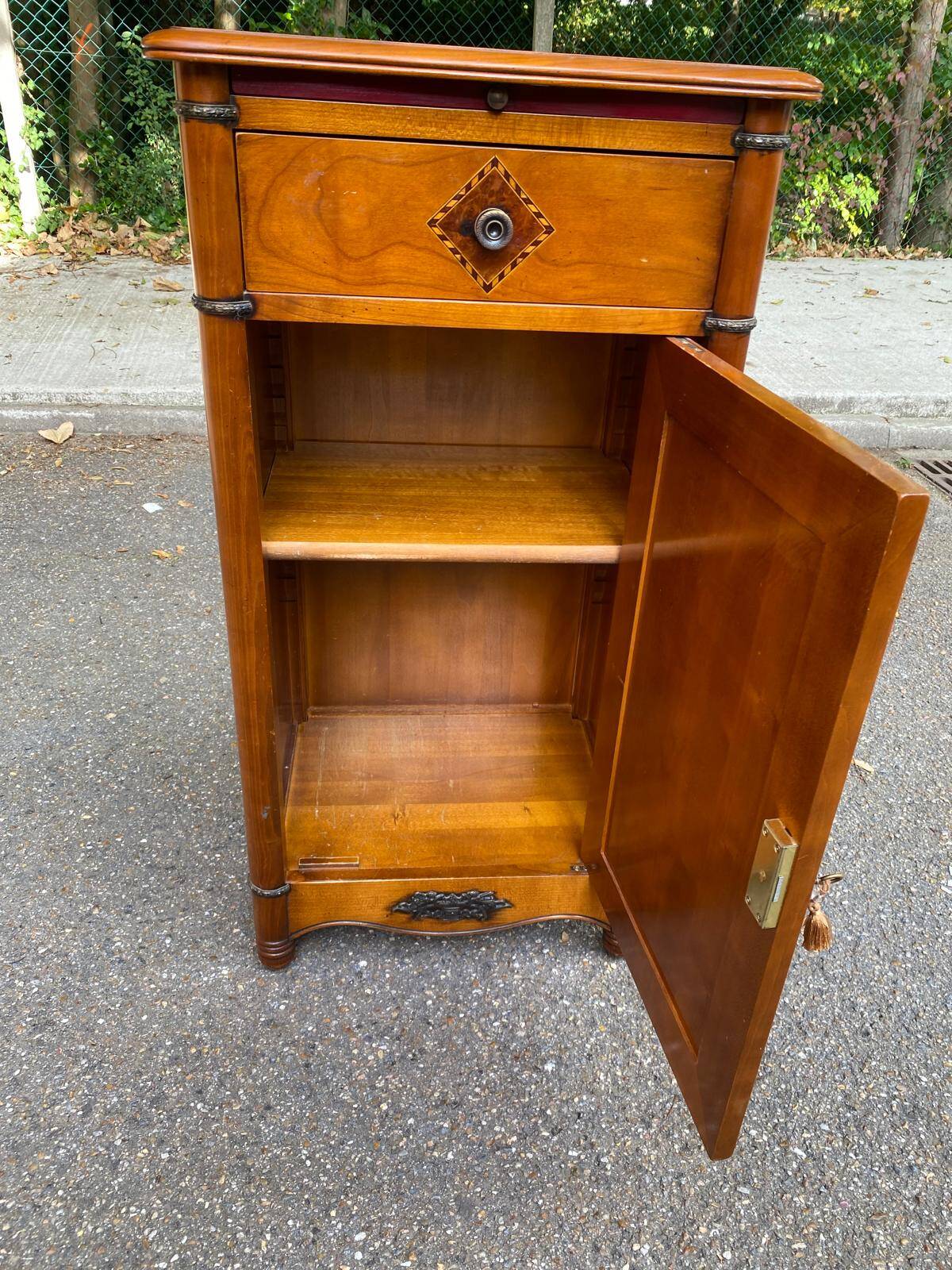 Commode, chevet en bois massif, 19ème siècle