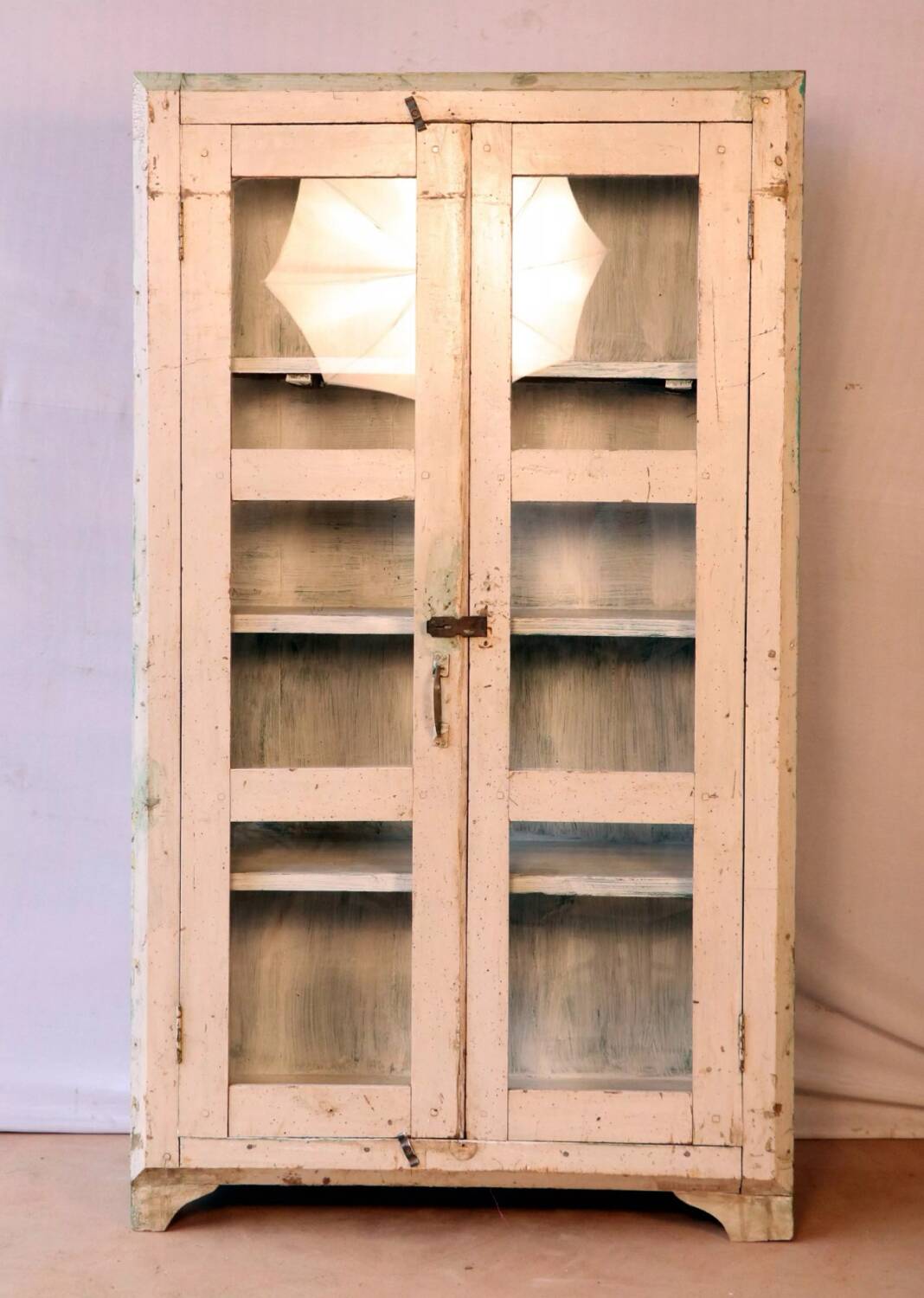 Teak display cabinet with a white-green patina.