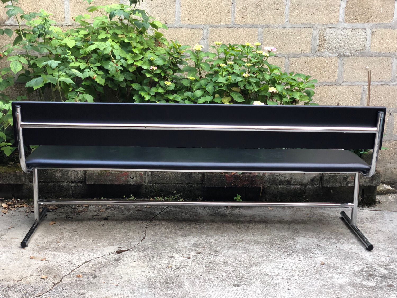 Tubular steel bench