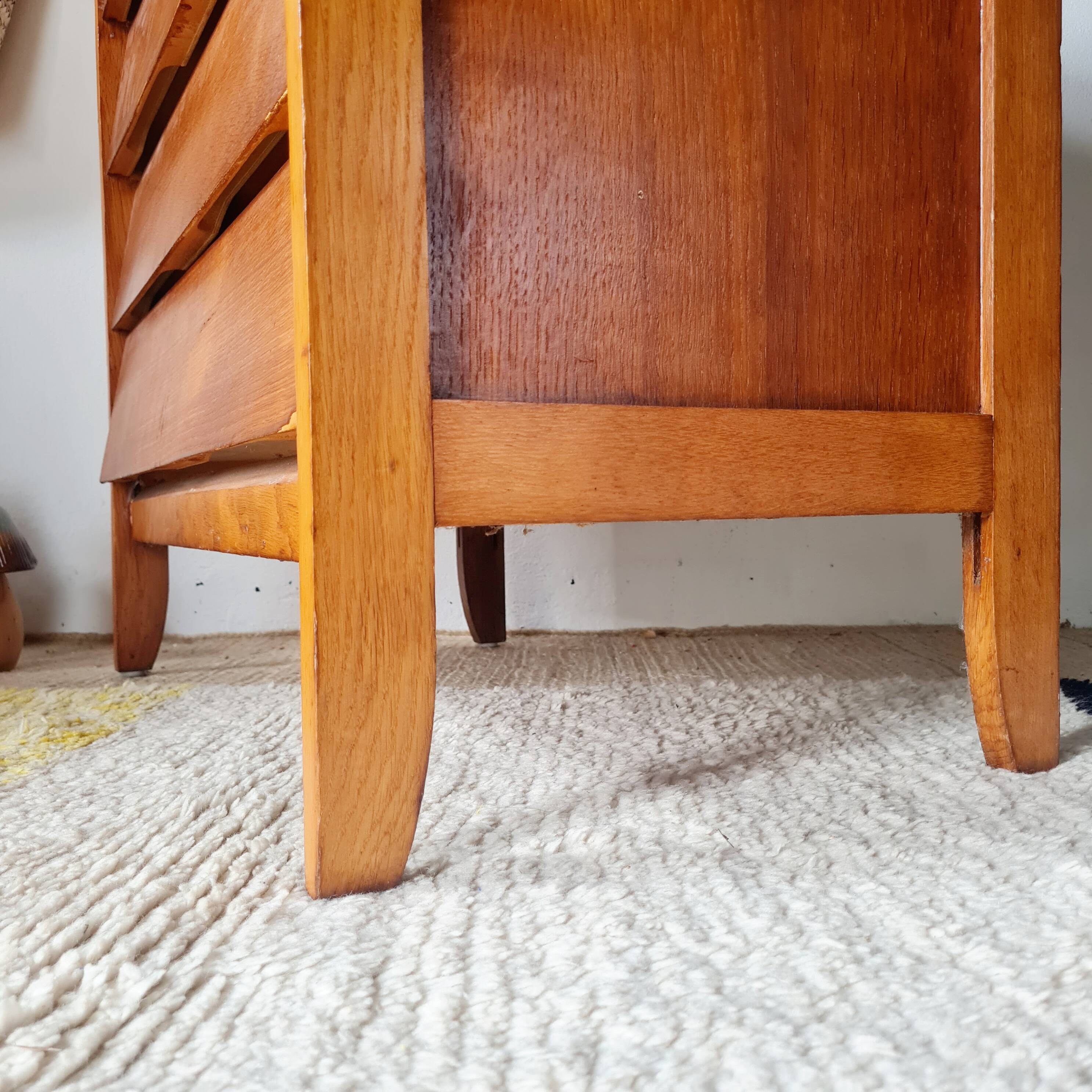 Commode vintage Mid-Century en chêne clair et tiroirs biseautés (1960)