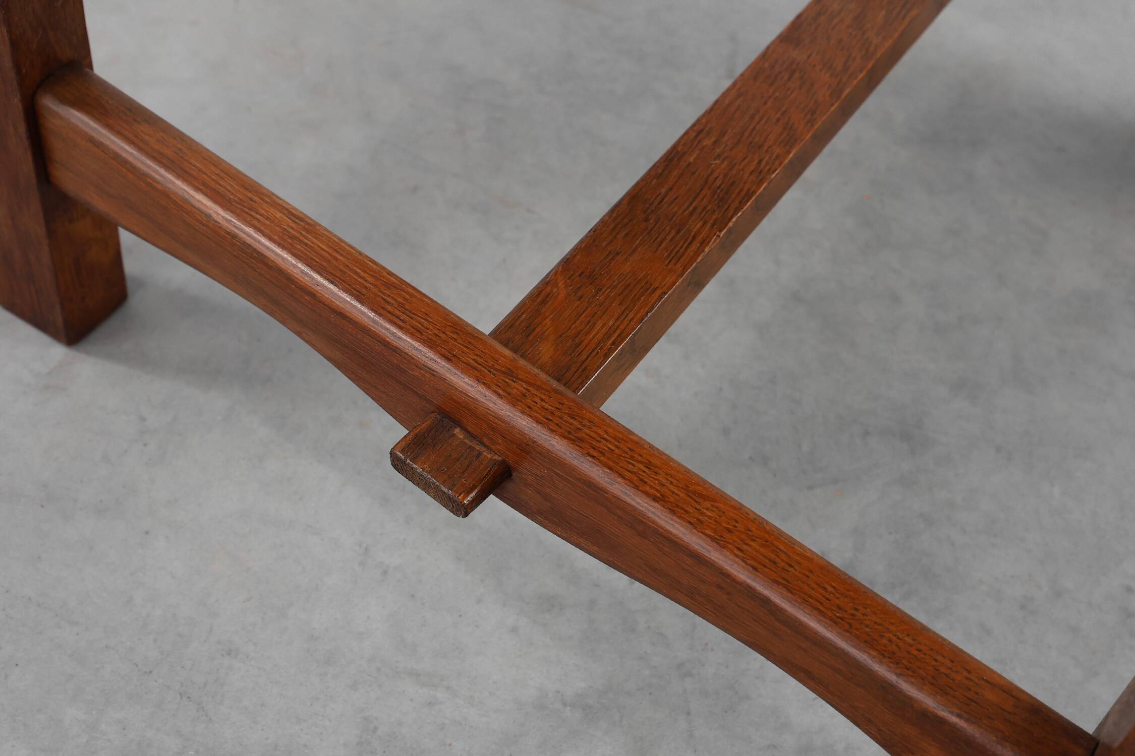 Deux chaises en chêne et osier brutalisme moderne du milieu du siècle, 1960