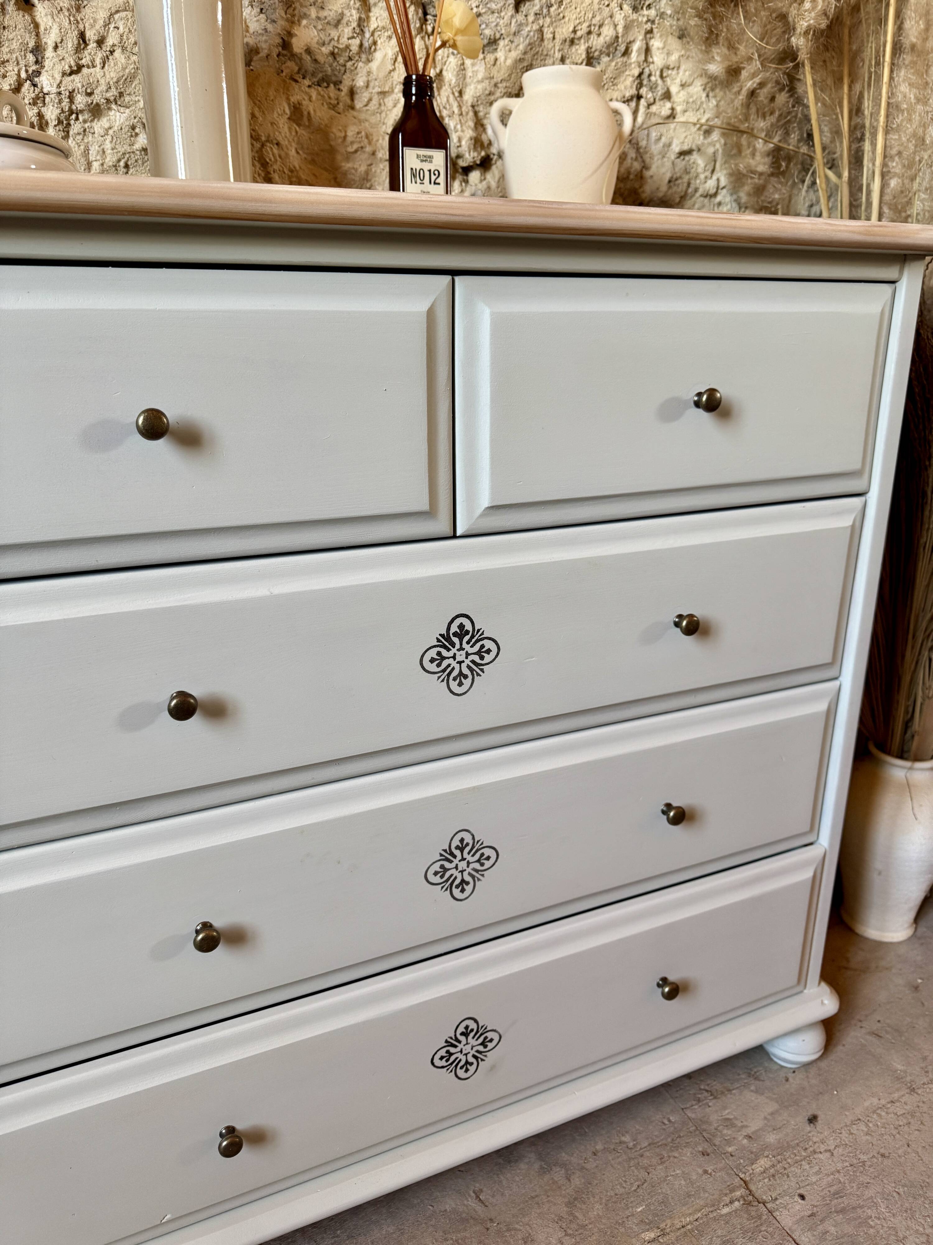Chest of drawers