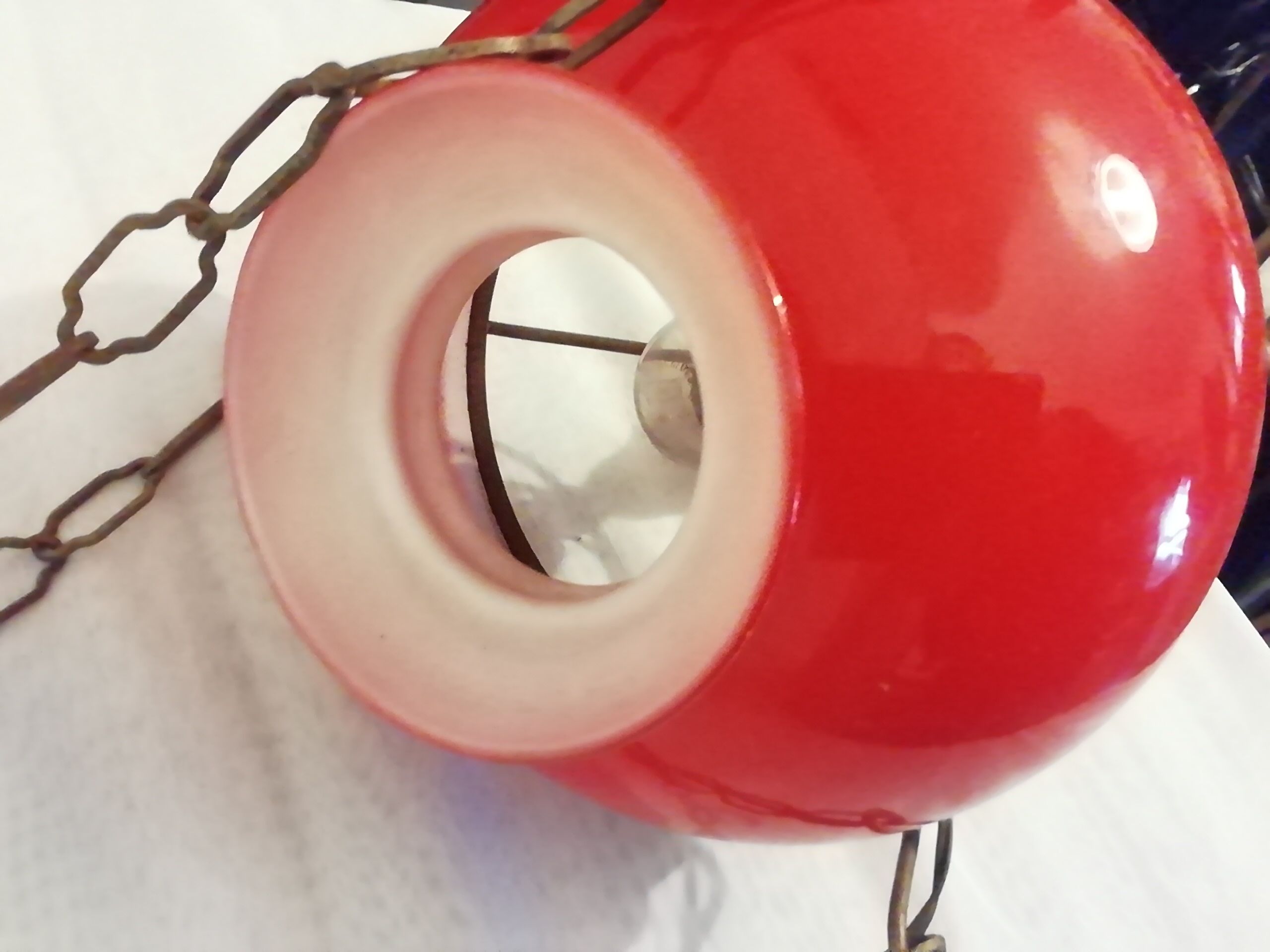 Ancien lustre globe rouge