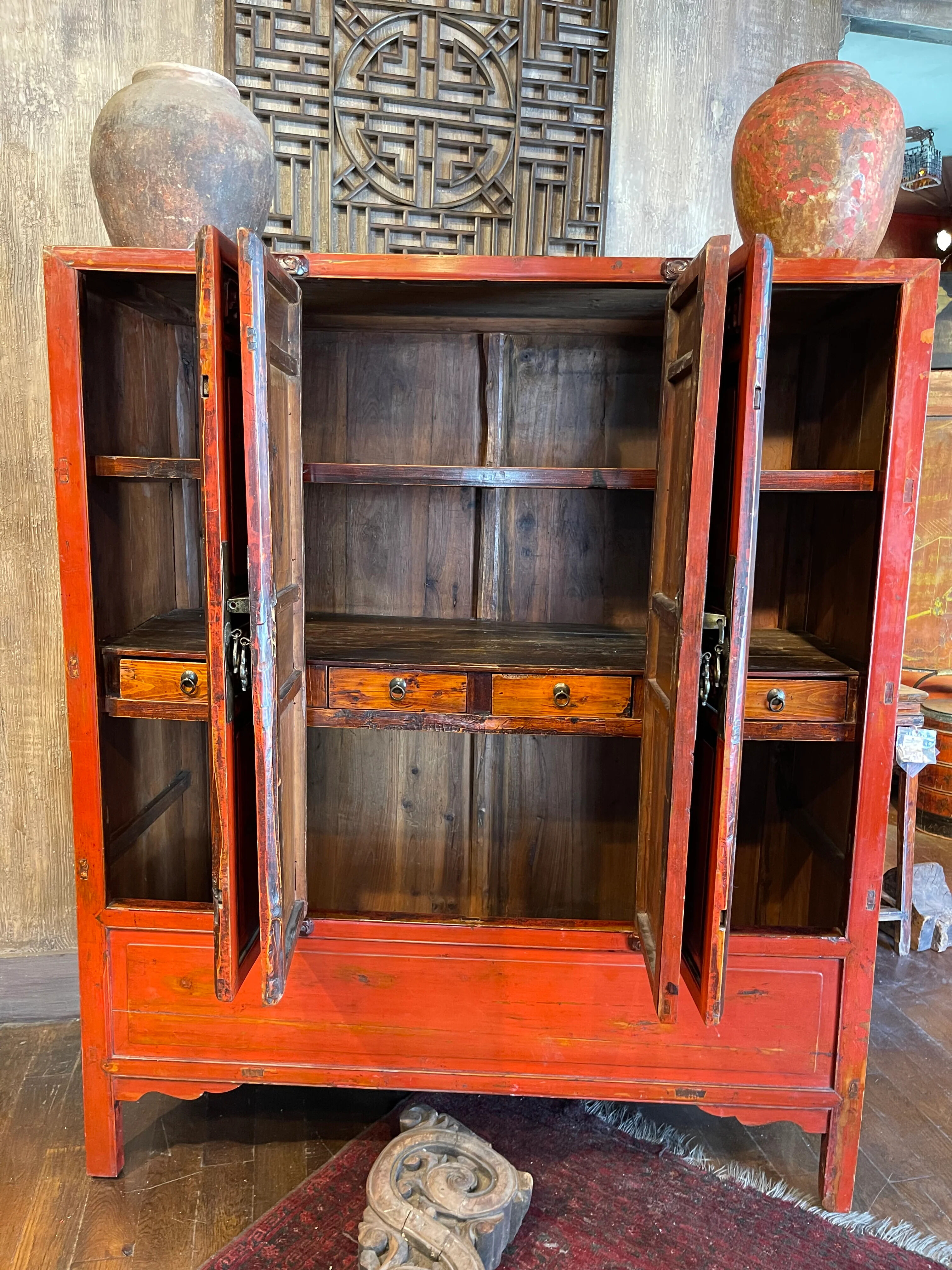 Armoire chinoise présentant des scènes de vie polychromes