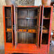 Armoire chinoise présentant des scènes de vie polychromes
