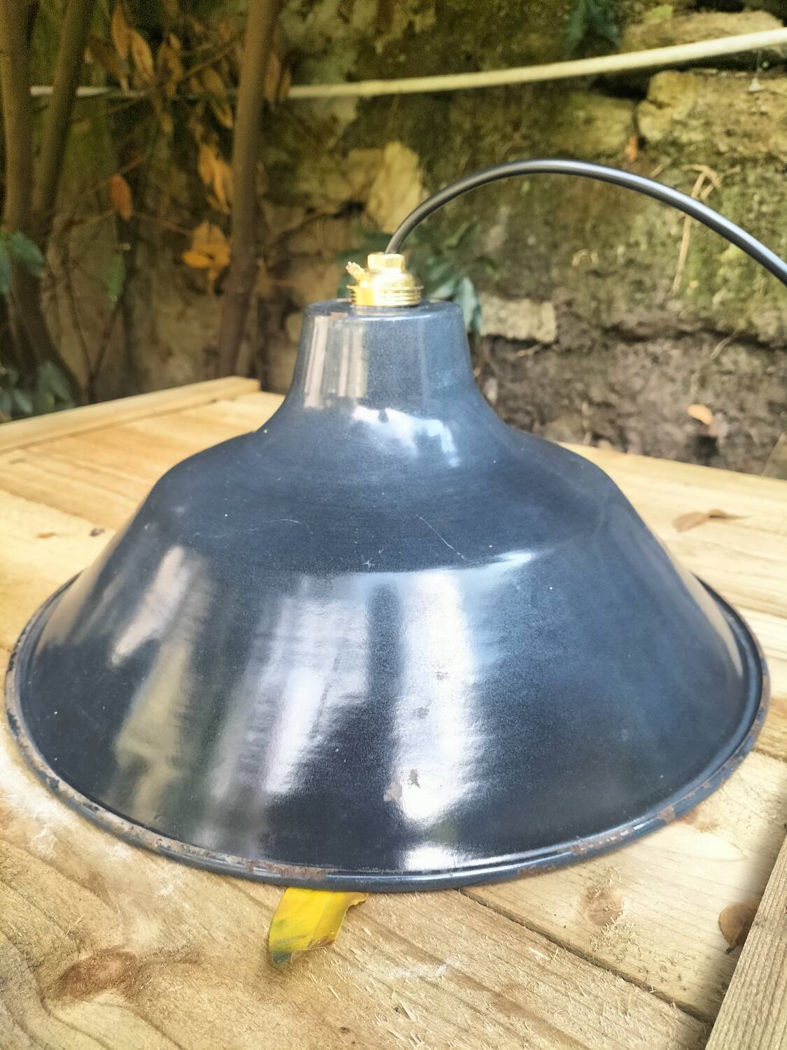 Pair of enamelled sheet metal suspensions