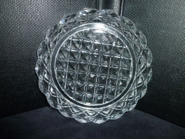 Moulded pressed glass bottle or carafe