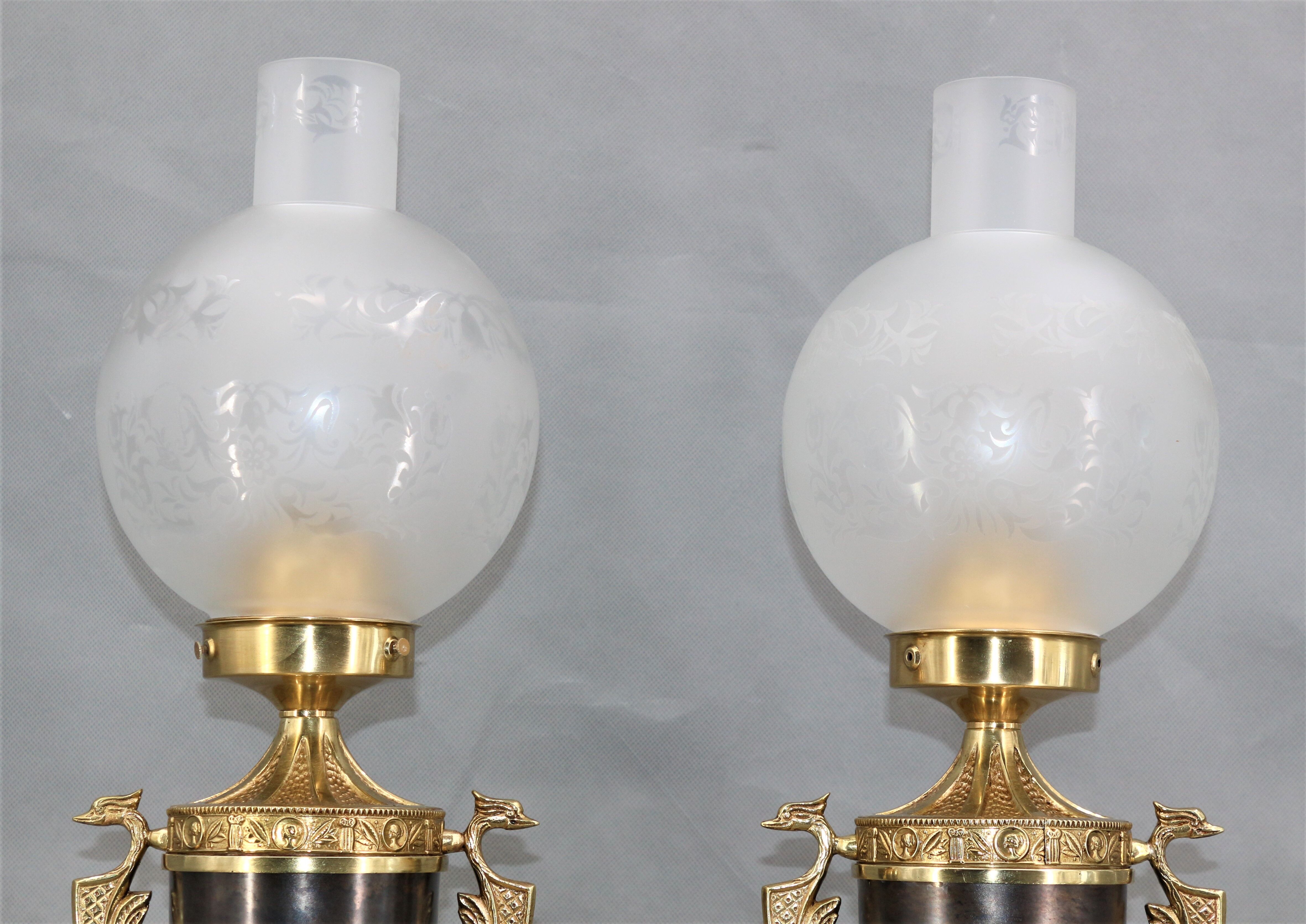 Paire de lampes en bronze doré patiné et verre renflé