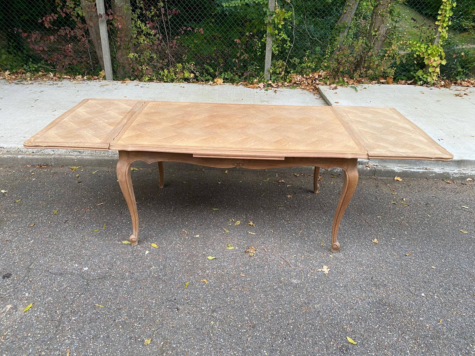Louis XV extendable dining table, 20th century, renovated in solid oak, 245cm
