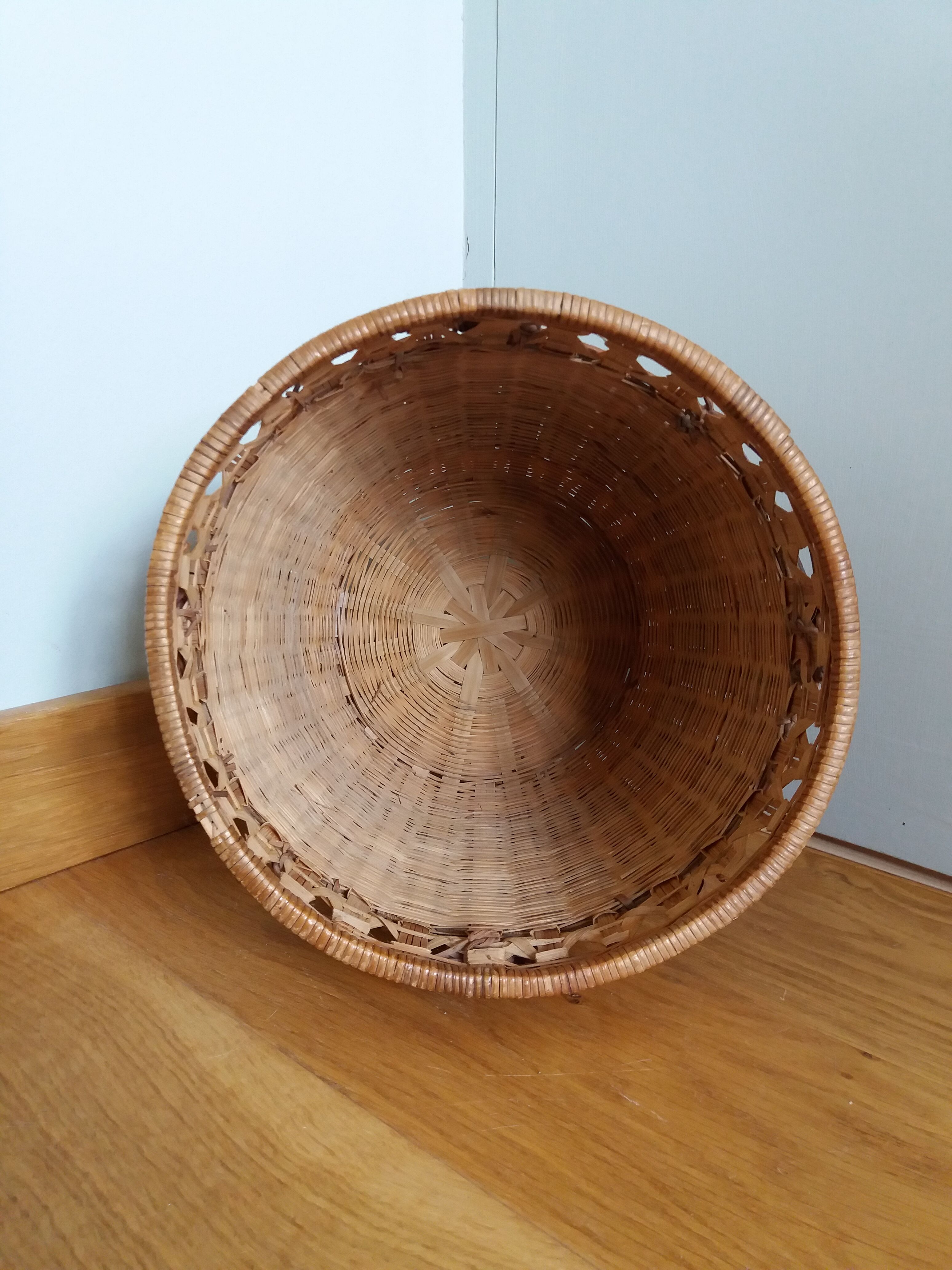 Basket paper in rattan and wicker