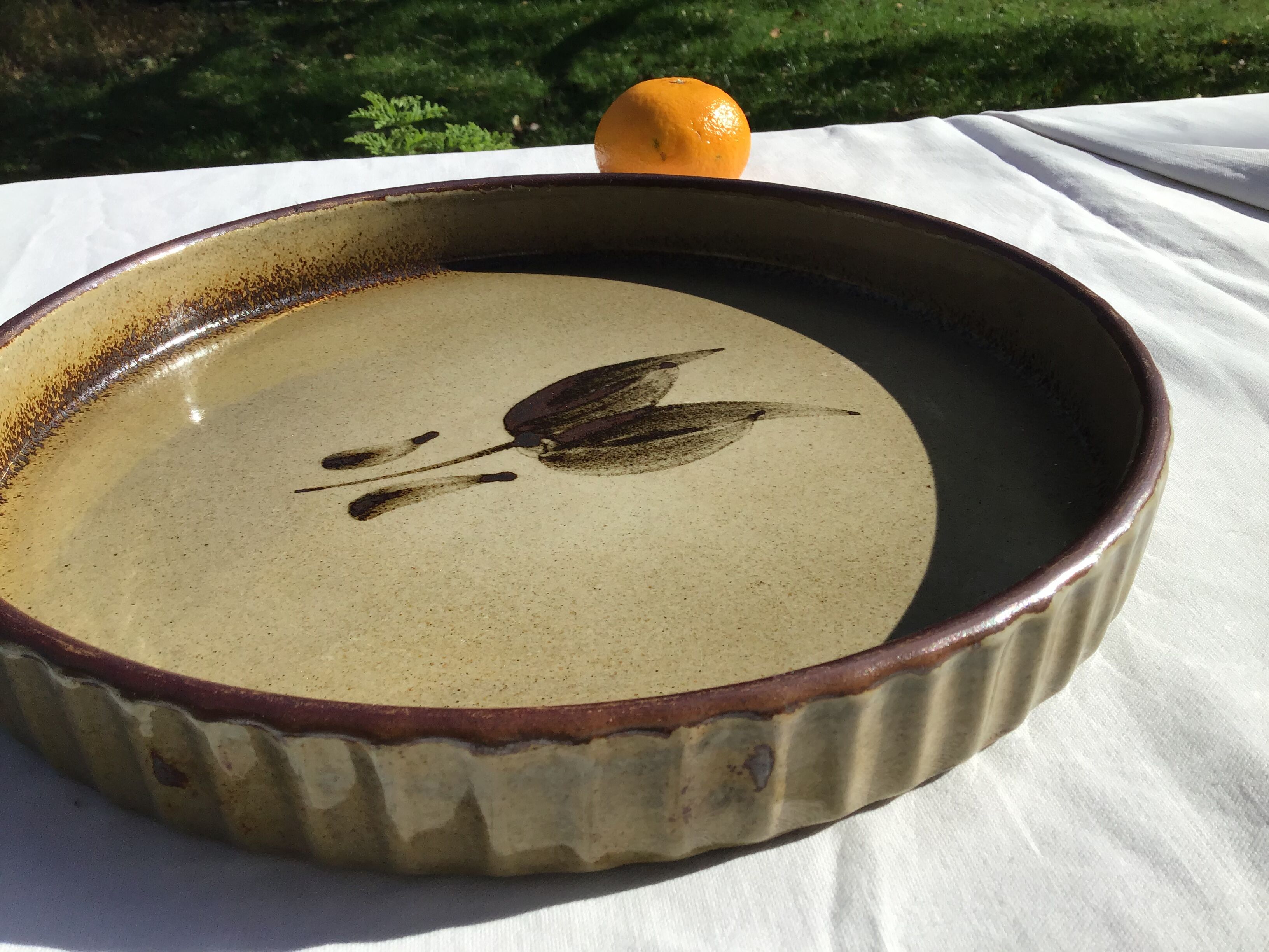 Flat pie beige khaki leaf pattern