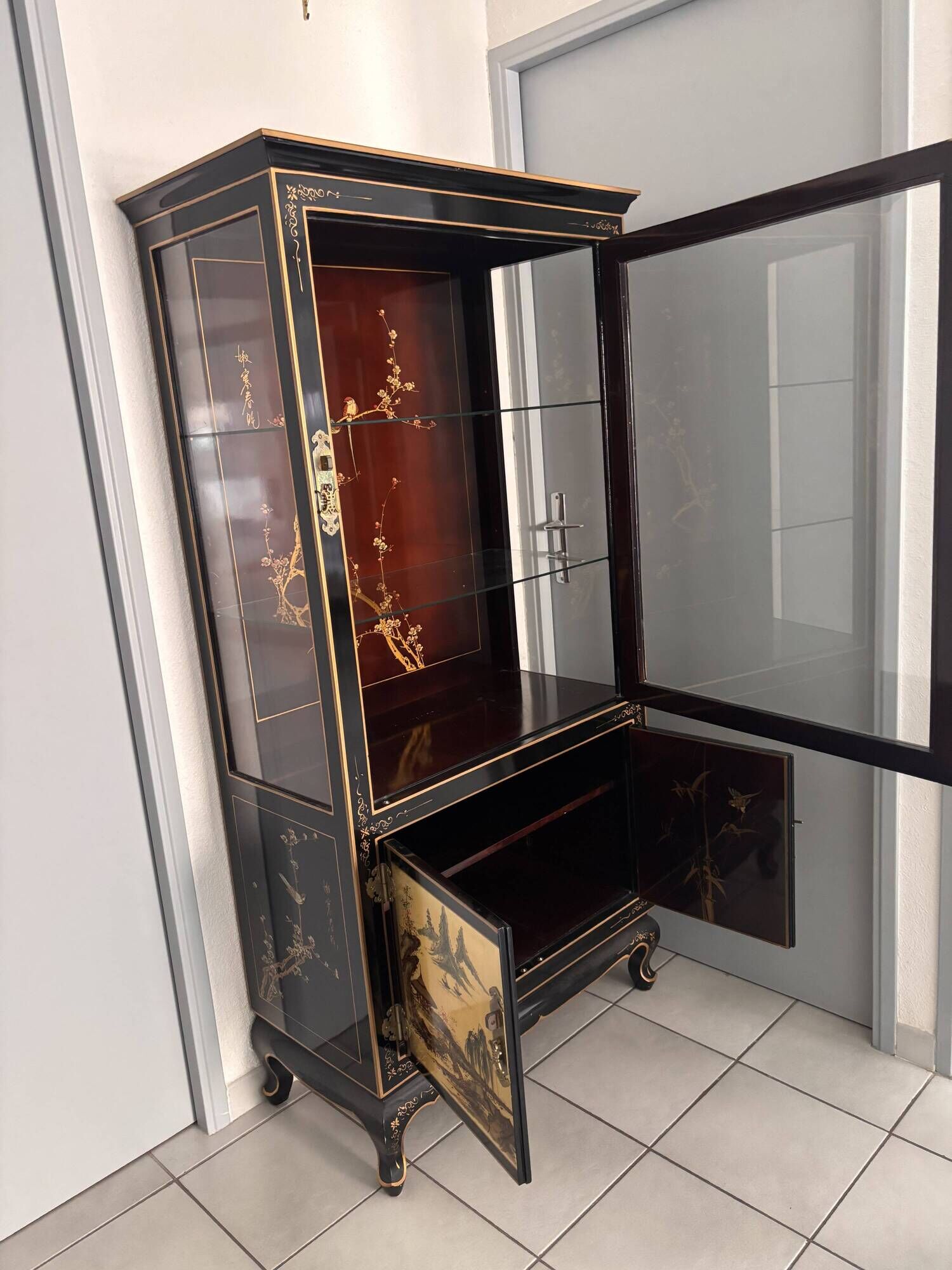 Large Asian Showcase in Black and Gold Lacquer - Display Cabinet