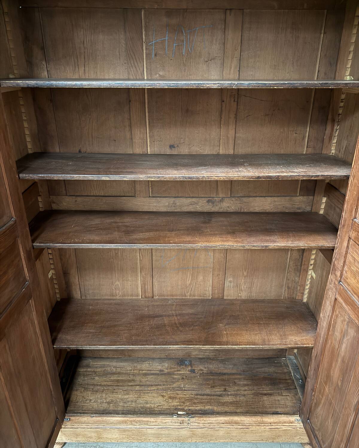 Grande armoire parisienne rénovée 