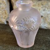 Vase en verre rose