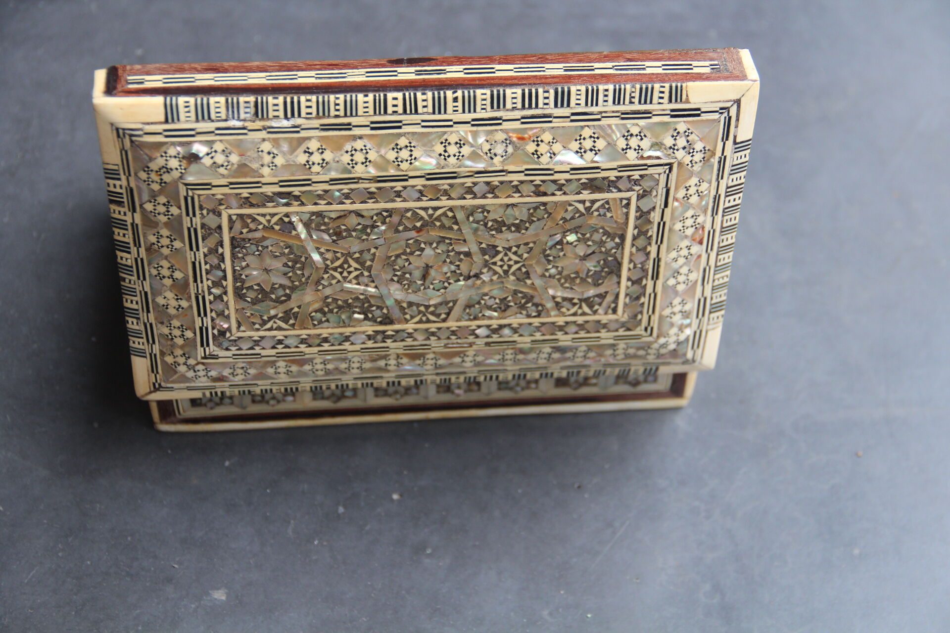 Nice little old mother-of-pearl box, ivory, horn