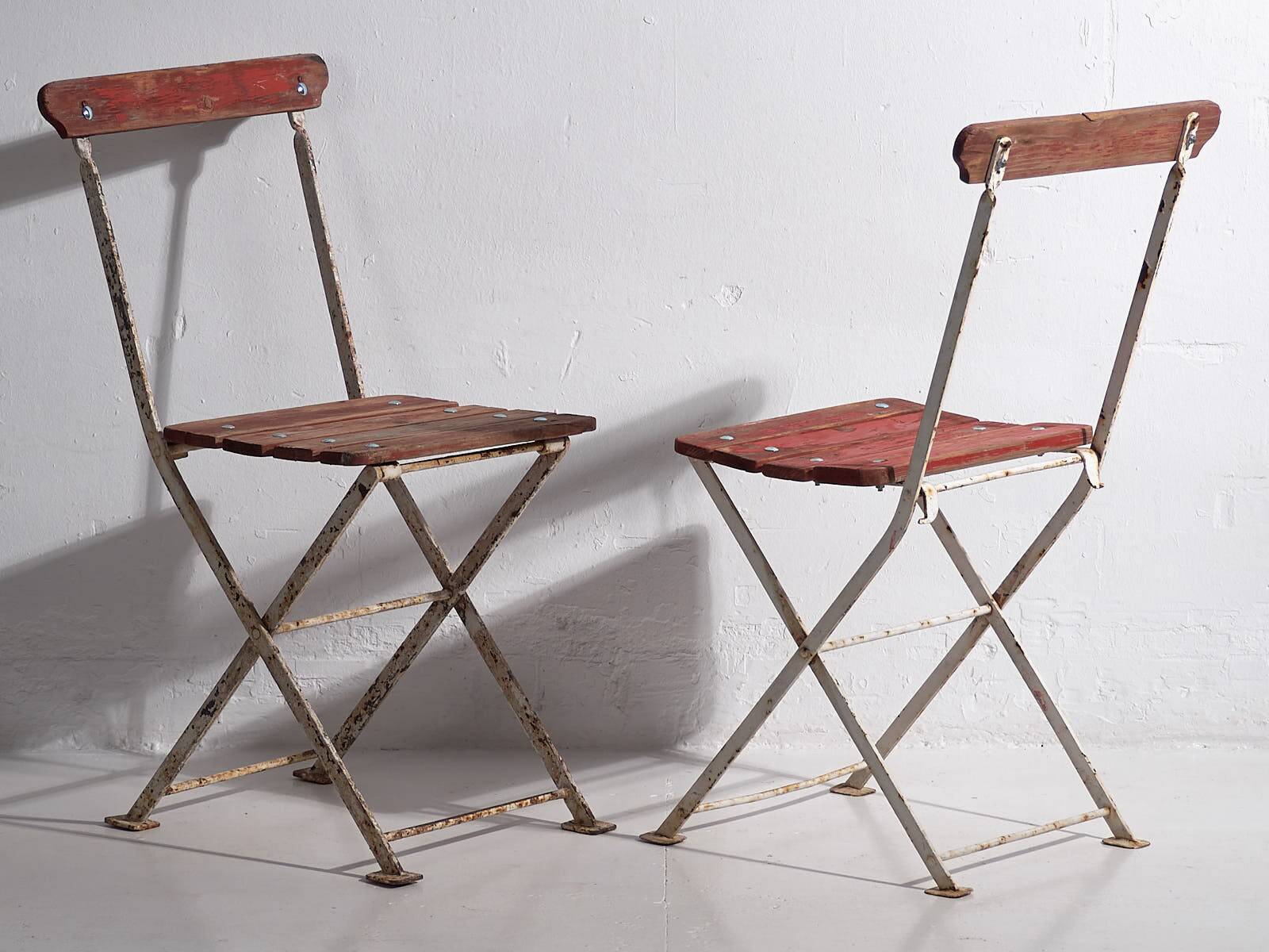 Antique red folding garden chairs (circa 1920). Set of 4 pieces
