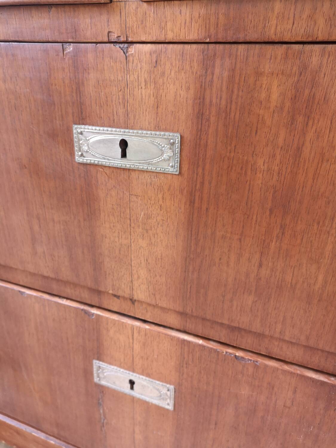 Antique chest of drawers in wood and veneer