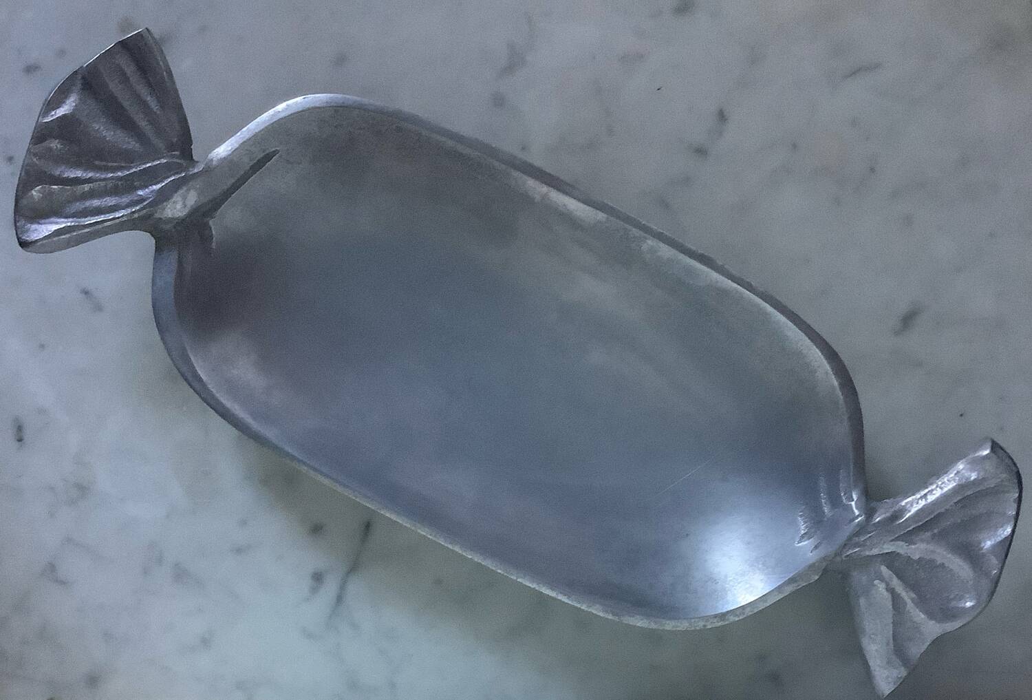 Candy-shaped aluminum pocket emptier