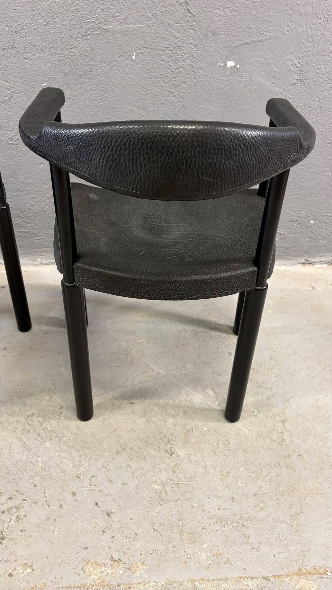 Paire de fauteuils postmodernes noirs, en plastique moulé, années 1980, Europe
