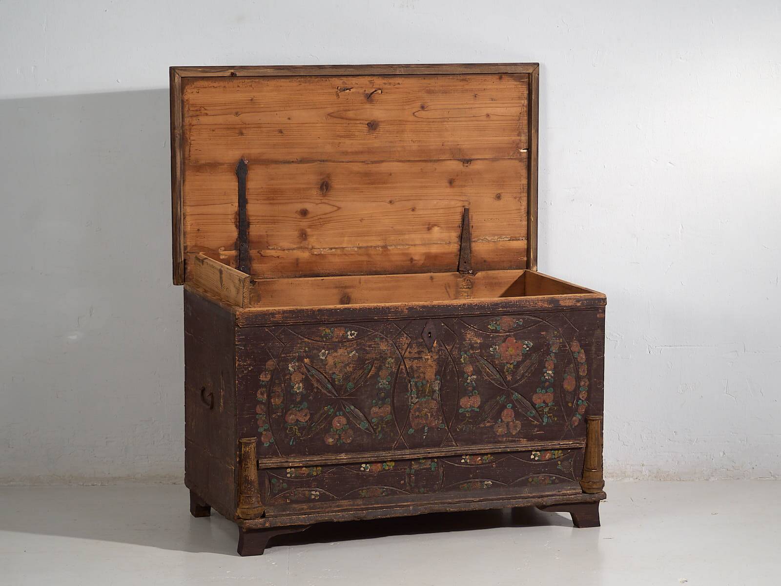Antique wedding chest with raised plant decoration (circa 1820)