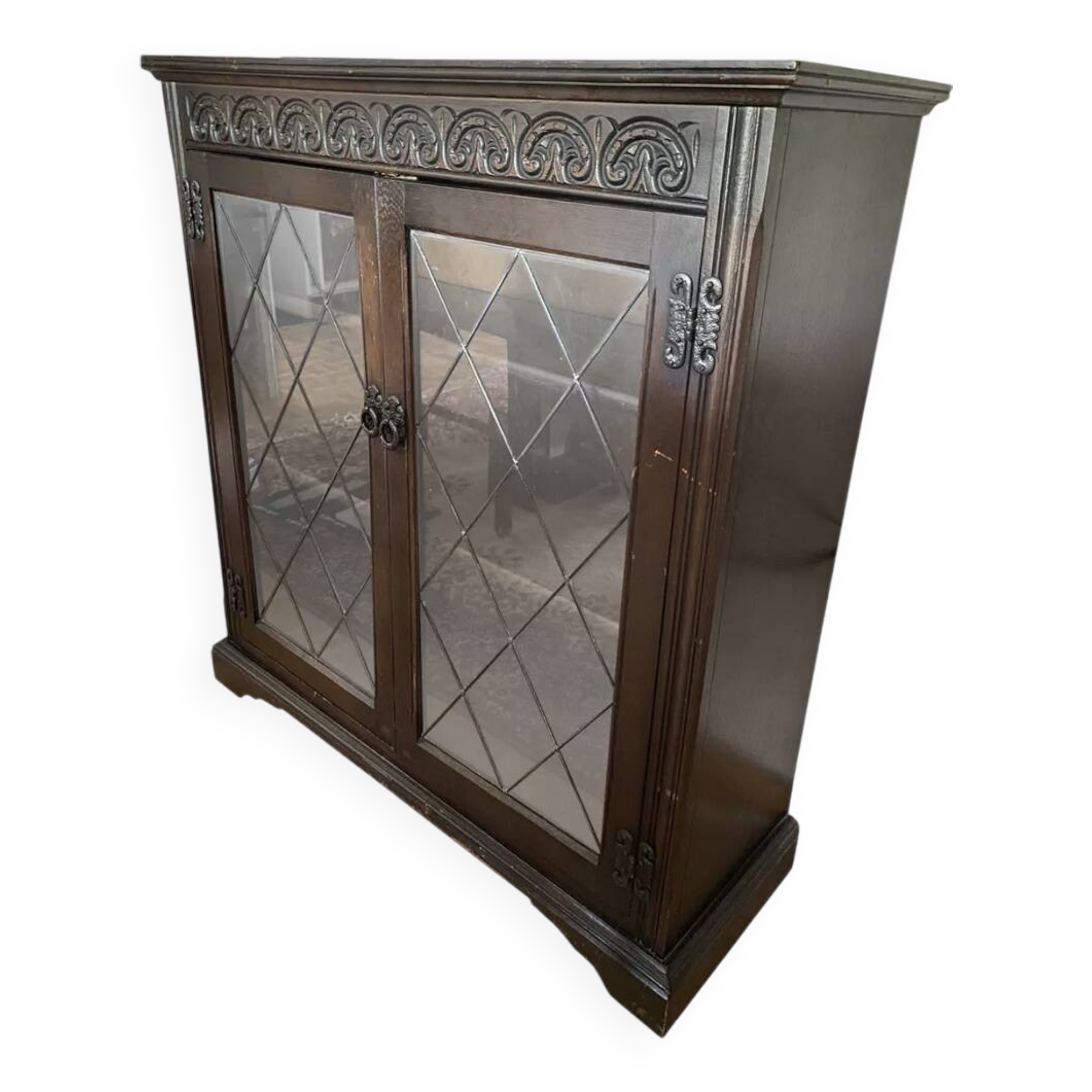 Display cabinet with shelves