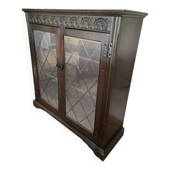 Display cabinet with shelves