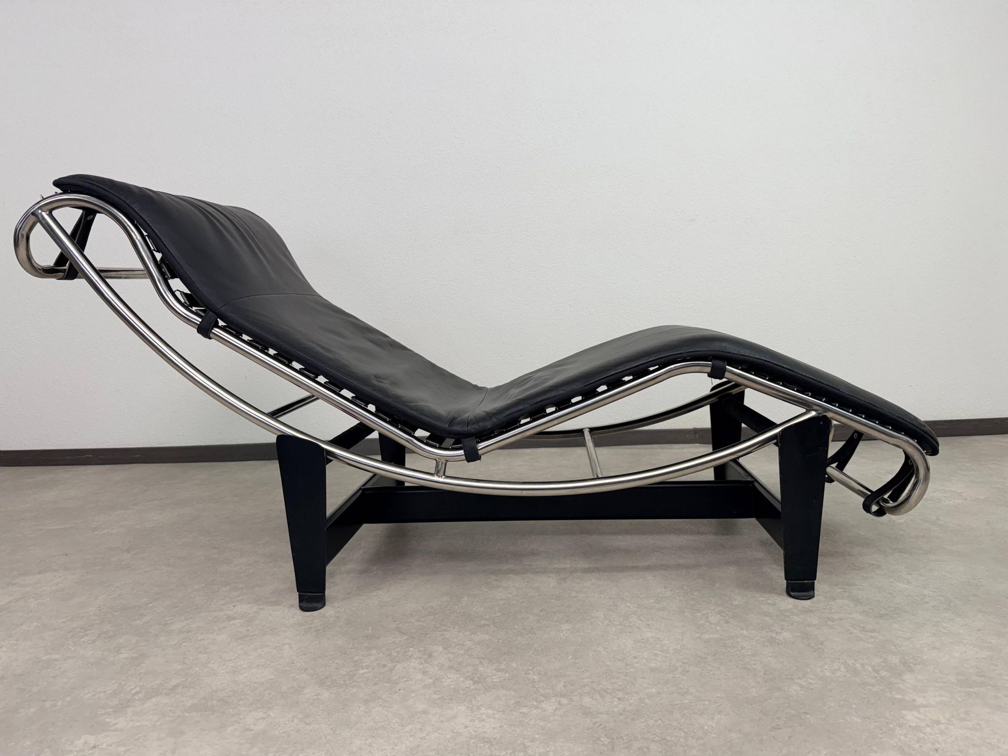 Vintage LC4 Chaise Longue par Le Corbusier en cuir noir