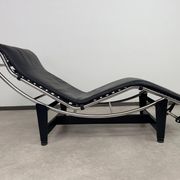 Vintage LC4 Chaise Longue par Le Corbusier en cuir noir