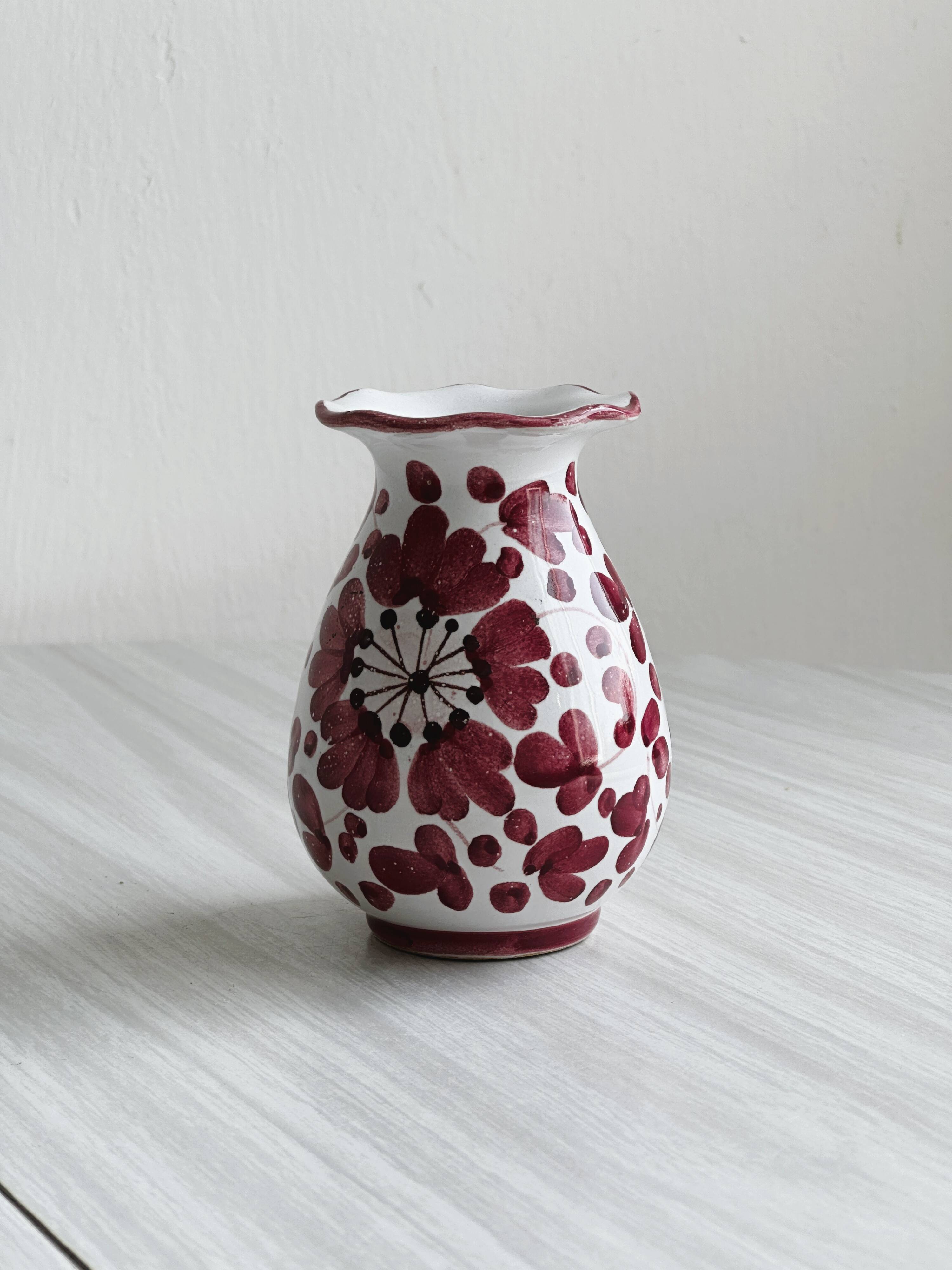 Hand painted vase made in Italy, Grazia Deruta style.