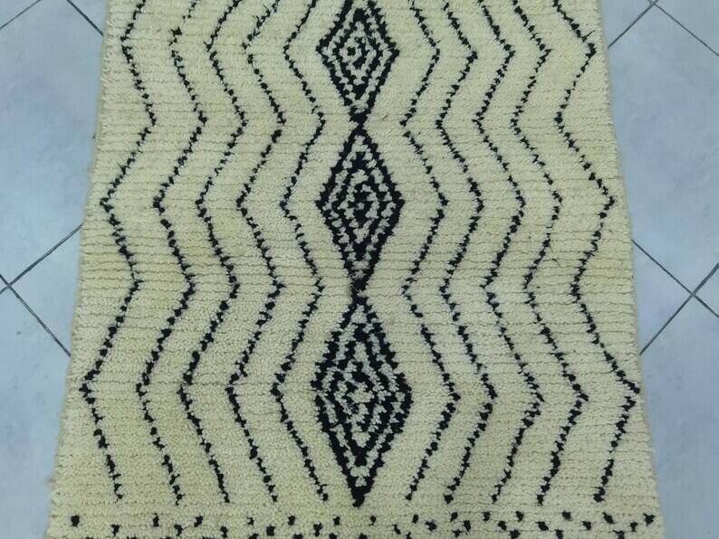 Handcrafted Moroccan rug decorated 250cm x 150cm