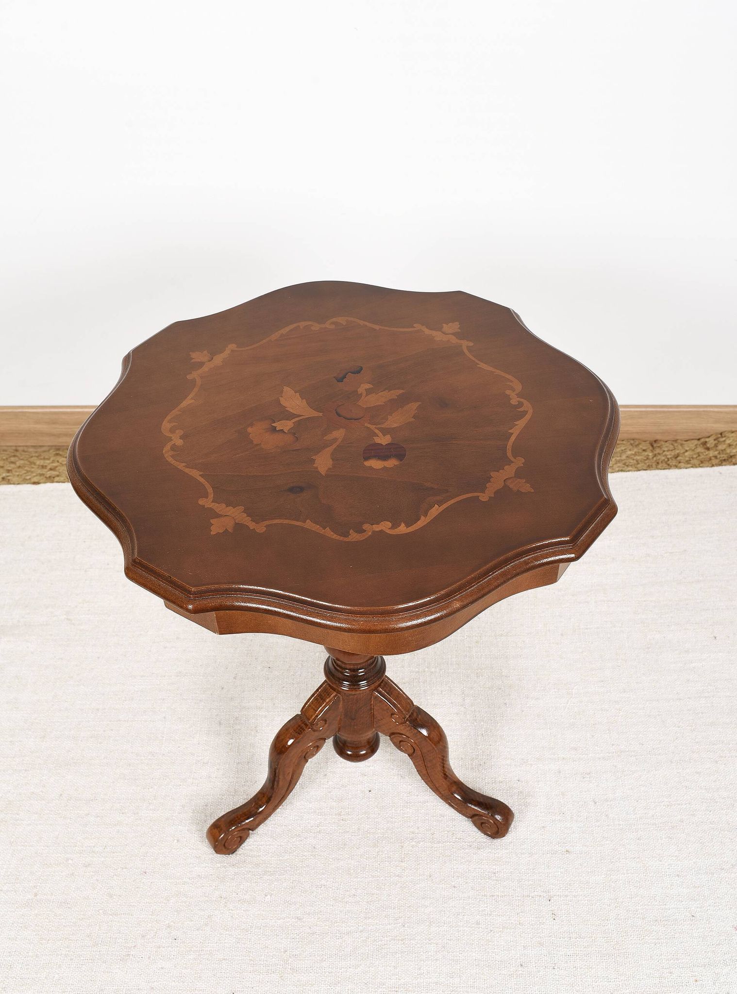 Guéridon ou table d'appoint, pieds en bois sculpté, placage incrusté sur le plateau.